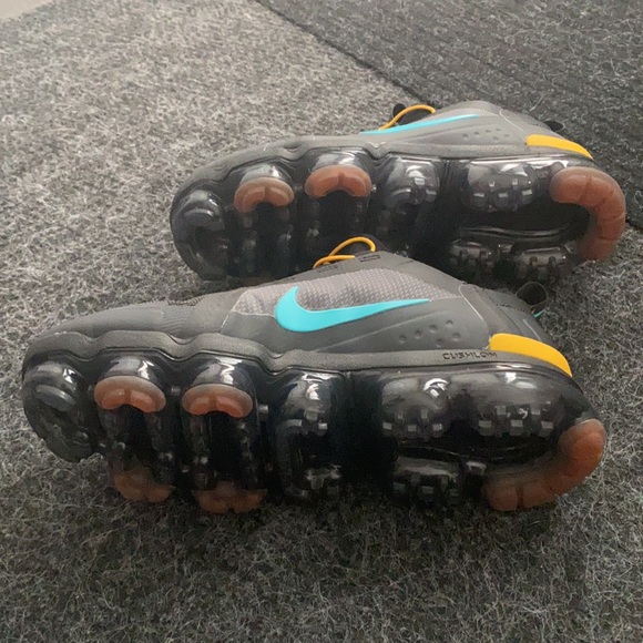 Size M 6.5/W8 2019 Vapormax Utility Nike shoe - Picture 4 of 5